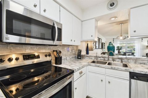 Condo in New Port Richey, Florida, 2 bedrooms  № 1765401 - photo 12