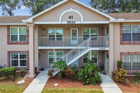 Condo in New Port Richey, Florida, 2 bedrooms  № 1765401 - photo 1