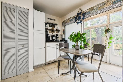 Condo in New Port Richey, Florida, 2 bedrooms  № 1765401 - photo 4
