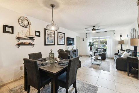 Condo in New Port Richey, Florida, 2 bedrooms  № 1765401 - photo 9