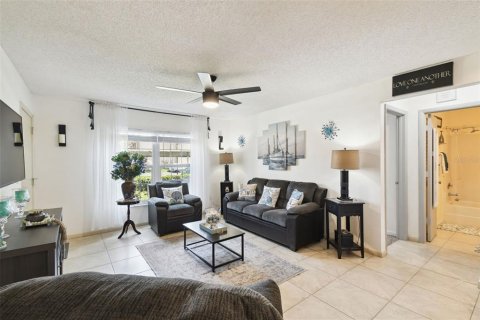 Condo in New Port Richey, Florida, 2 bedrooms  № 1765401 - photo 8