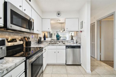 Condo in New Port Richey, Florida, 2 bedrooms  № 1765401 - photo 11