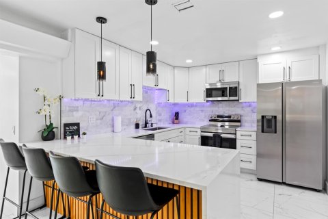 House in Fort Lauderdale, Florida 3 bedrooms, 126.9 sq.m. № 2242423 - photo 8
