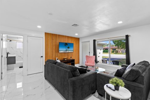 House in Fort Lauderdale, Florida 3 bedrooms, 126.9 sq.m. № 2242423 - photo 3