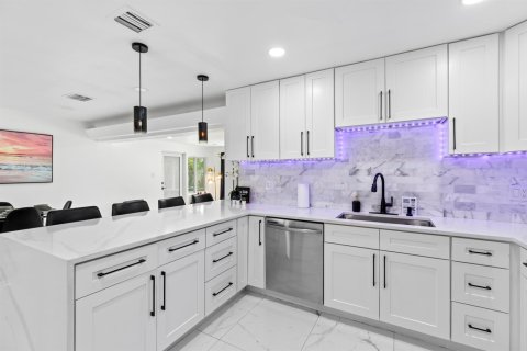 House in Fort Lauderdale, Florida 3 bedrooms, 126.9 sq.m. № 2242423 - photo 10