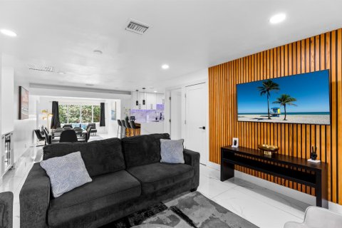 House in Fort Lauderdale, Florida 3 bedrooms, 126.9 sq.m. № 2242423 - photo 2