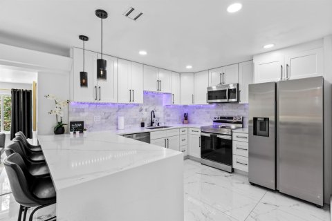 House in Fort Lauderdale, Florida 3 bedrooms, 126.9 sq.m. № 2242423 - photo 9