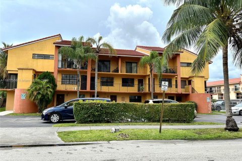 Condo in Hialeah, Florida, 3 bedrooms № 1980789 - photo 1