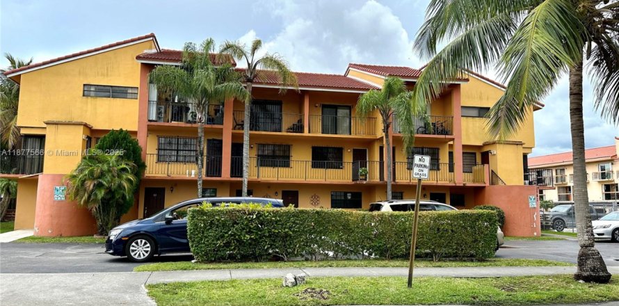 Condo in Hialeah, Florida, 3 bedrooms № 1980789