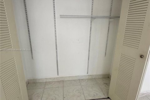 Condo in Hialeah, Florida, 3 bedrooms № 1980789 - photo 19