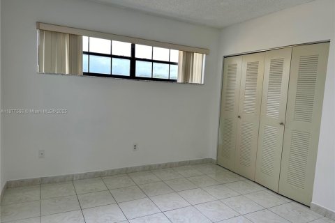 Condo in Hialeah, Florida, 3 bedrooms № 1980789 - photo 22