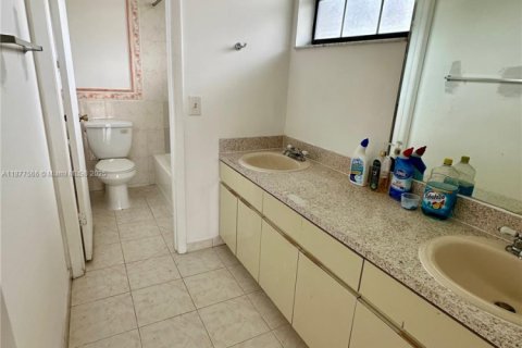 Condo in Hialeah, Florida, 3 bedrooms № 1980789 - photo 13