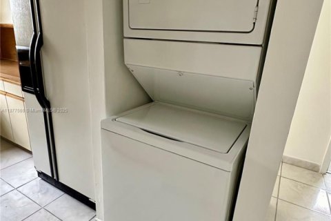 Condo in Hialeah, Florida, 3 bedrooms № 1980789 - photo 20