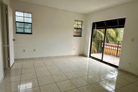 Condo in Hialeah, Florida, 3 bedrooms № 1980789 - photo 2
