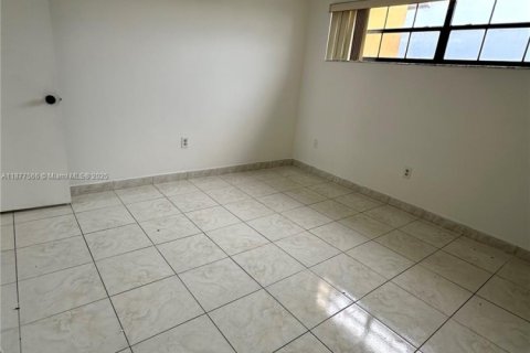 Condo in Hialeah, Florida, 3 bedrooms № 1980789 - photo 15