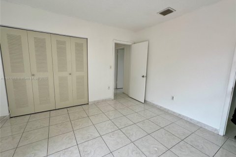 Condo in Hialeah, Florida, 3 bedrooms № 1980789 - photo 18