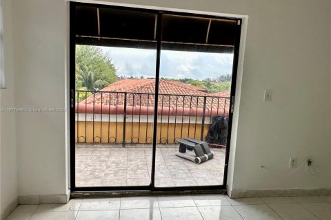 Condo in Hialeah, Florida, 3 bedrooms № 1980789 - photo 16
