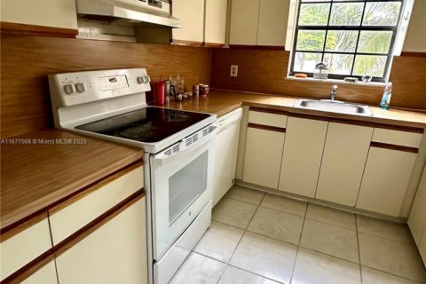 Condo in Hialeah, Florida, 3 bedrooms № 1980789 - photo 4