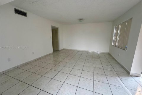Condo in Hialeah, Florida, 3 bedrooms № 1980789 - photo 10