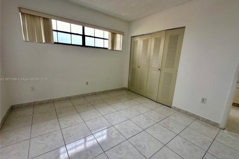 Condo in Hialeah, Florida, 3 bedrooms № 1980789 - photo 12