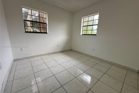 Condo in Hialeah, Florida, 3 bedrooms № 1980789 - photo 8