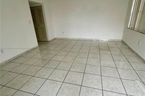 Condo in Hialeah, Florida, 3 bedrooms № 1980789 - photo 11