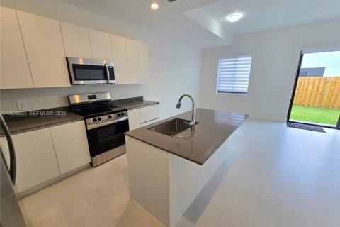 Adosado en alquiler en Homestead, Florida, 3 dormitorios № 1988860 - foto 5