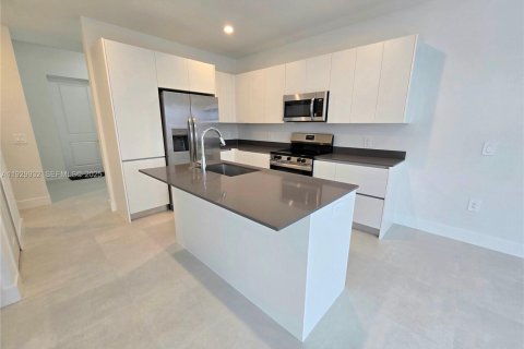 Adosado en alquiler en Homestead, Florida, 3 dormitorios № 1988860 - foto 2