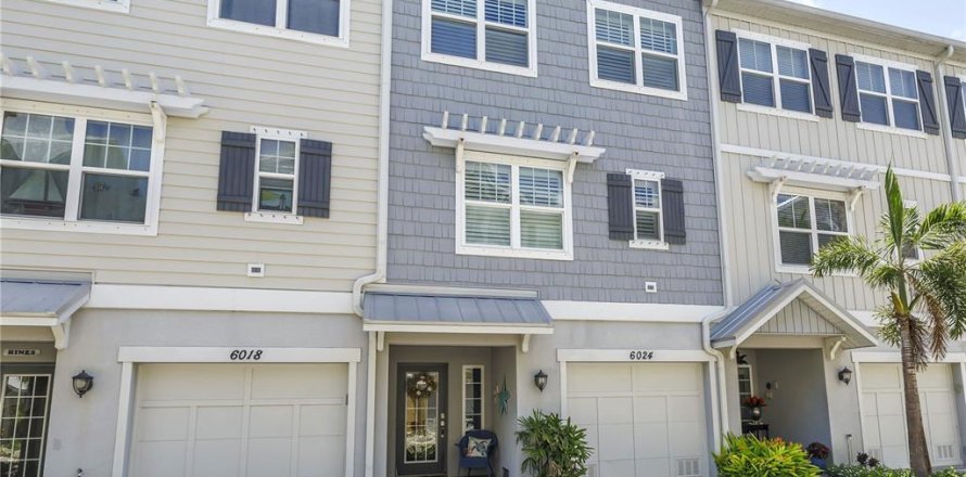 Townhouse in Saint Petersburg, Florida 3 bedrooms, 179.67 sq.m. № 1819476