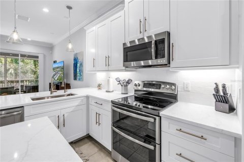 Townhouse in Saint Petersburg, Florida 3 bedrooms, 179.67 sq.m. № 1819476 - photo 12