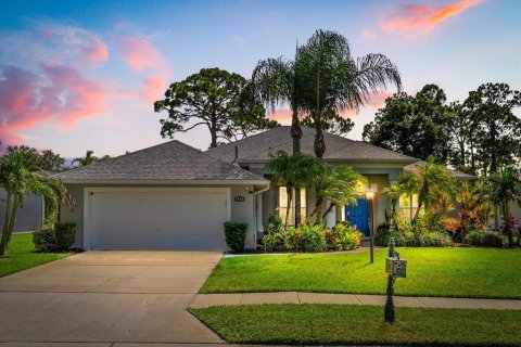 House in Palm Bay, Florida 4 bedrooms, 201.23 sq.m. № 1884551 - photo 2