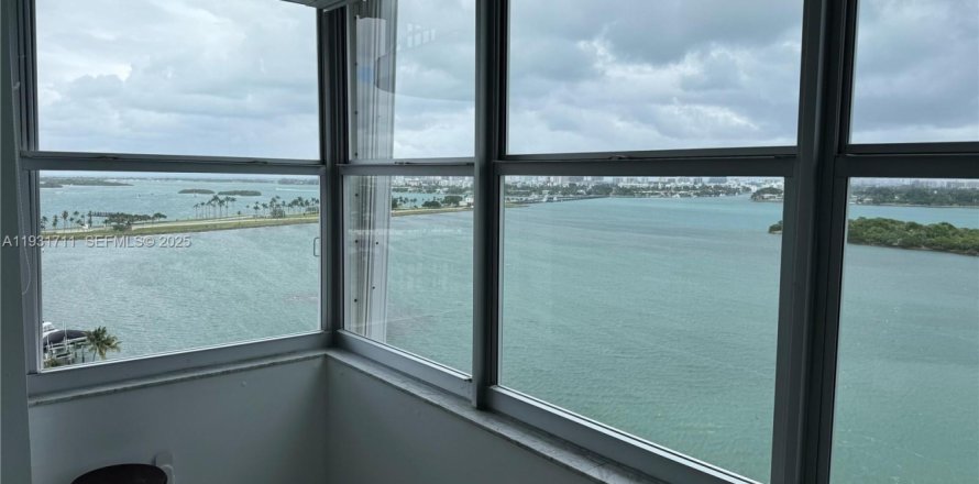 Condominio en North Miami, Florida, 2 dormitorios  № 1990456