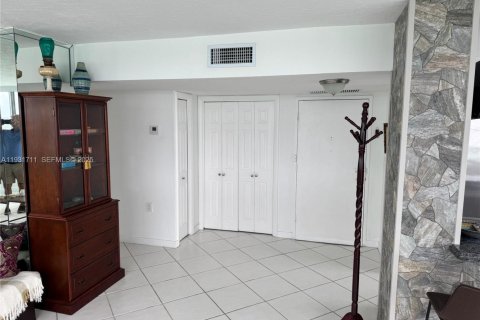 Condominio en alquiler en North Miami, Florida, 2 dormitorios, 108.23 m2 № 1990456 - foto 6