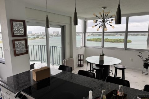 Condominio en alquiler en North Miami, Florida, 2 dormitorios, 108.23 m2 № 1990456 - foto 5