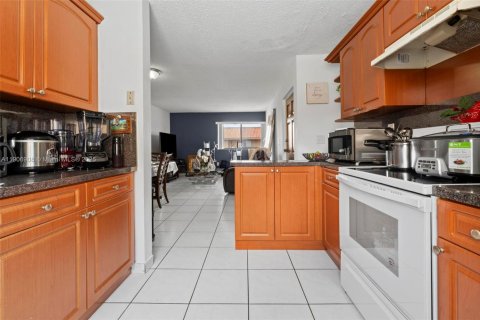 Condominio en venta en Hialeah, Florida, 2 dormitorios, 70.14 m2 № 1966714 - foto 12