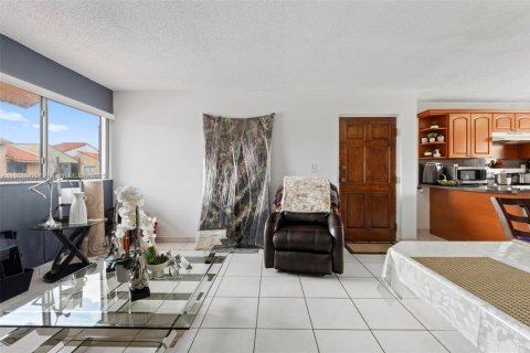 Condominio en venta en Hialeah, Florida, 2 dormitorios, 70.14 m2 № 1966714 - foto 6