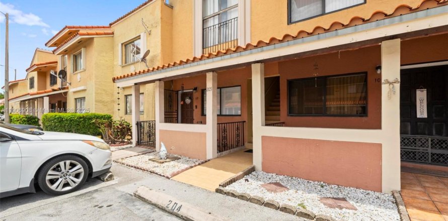 Condominio en Hialeah, Florida, 2 dormitorios  № 1966714