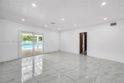 Villa ou maison à louer à Pinecrest, Floride: 4 chambres, 310.85 m2 № 2186724 - photo 4