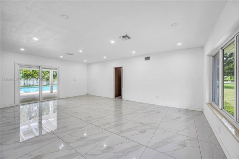 Villa ou maison à louer à Pinecrest, Floride: 4 chambres, 310.85 m2 № 2186724 - photo 2