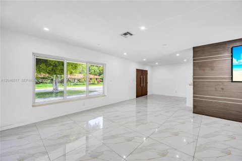 Villa ou maison à louer à Pinecrest, Floride: 4 chambres, 310.85 m2 № 2186724 - photo 3