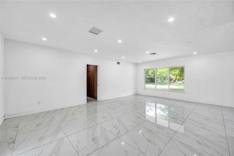 Villa ou maison à louer à Pinecrest, Floride: 4 chambres, 310.85 m2 № 2186724 - photo 6