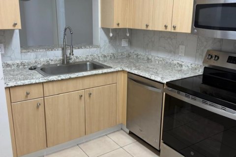 Снять в аренду квартиру в Майами, Флорида 3 спальни, 104.98м2, № 2063306 - фото 6