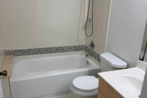 Снять в аренду квартиру в Майами, Флорида 3 спальни, 104.98м2, № 2063306 - фото 23