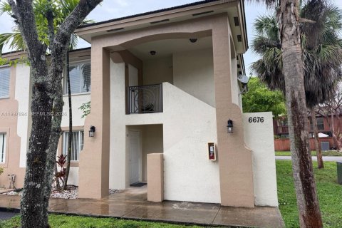 Снять в аренду квартиру в Майами, Флорида 3 спальни, 104.98м2, № 2063306 - фото 2