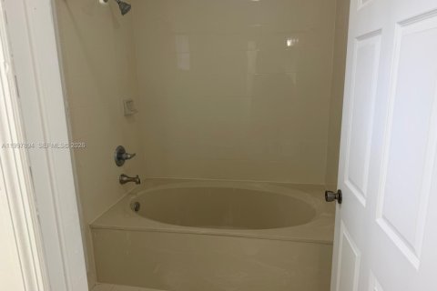 Снять в аренду квартиру в Майами, Флорида 3 спальни, 104.98м2, № 2063306 - фото 14