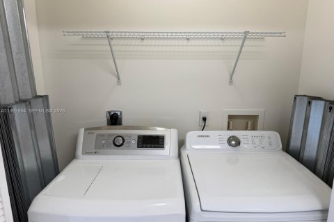 Снять в аренду квартиру в Майами, Флорида 3 спальни, 104.98м2, № 2063306 - фото 30