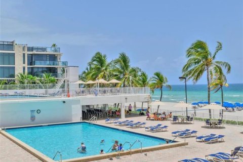 Condo in Hollywood, Florida, 2 bedrooms № 2260110 - photo 17
