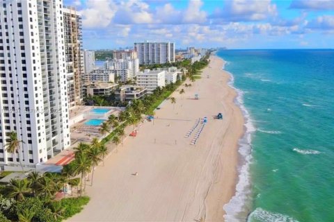 Condo in Hollywood, Florida, 2 bedrooms № 2260110 - photo 14