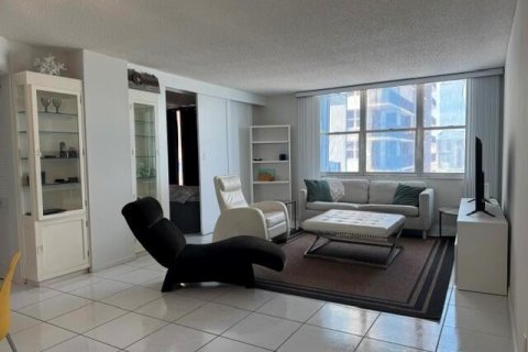 Condo in Hollywood, Florida, 2 bedrooms № 2260110 - photo 11