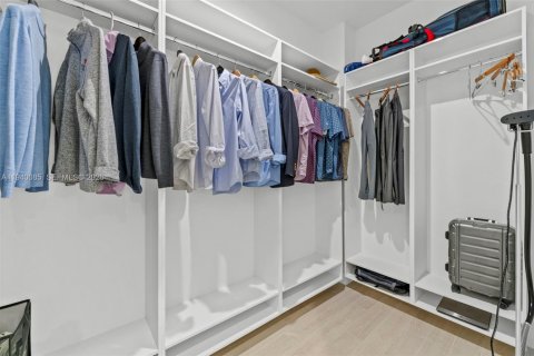 House in Doral, Florida 3 bedrooms, 209.68 sq.m. № 1998269 - photo 17